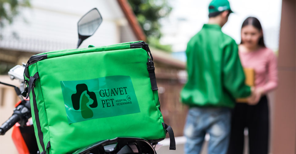 Entregador da Guavet fazendo uma entrega