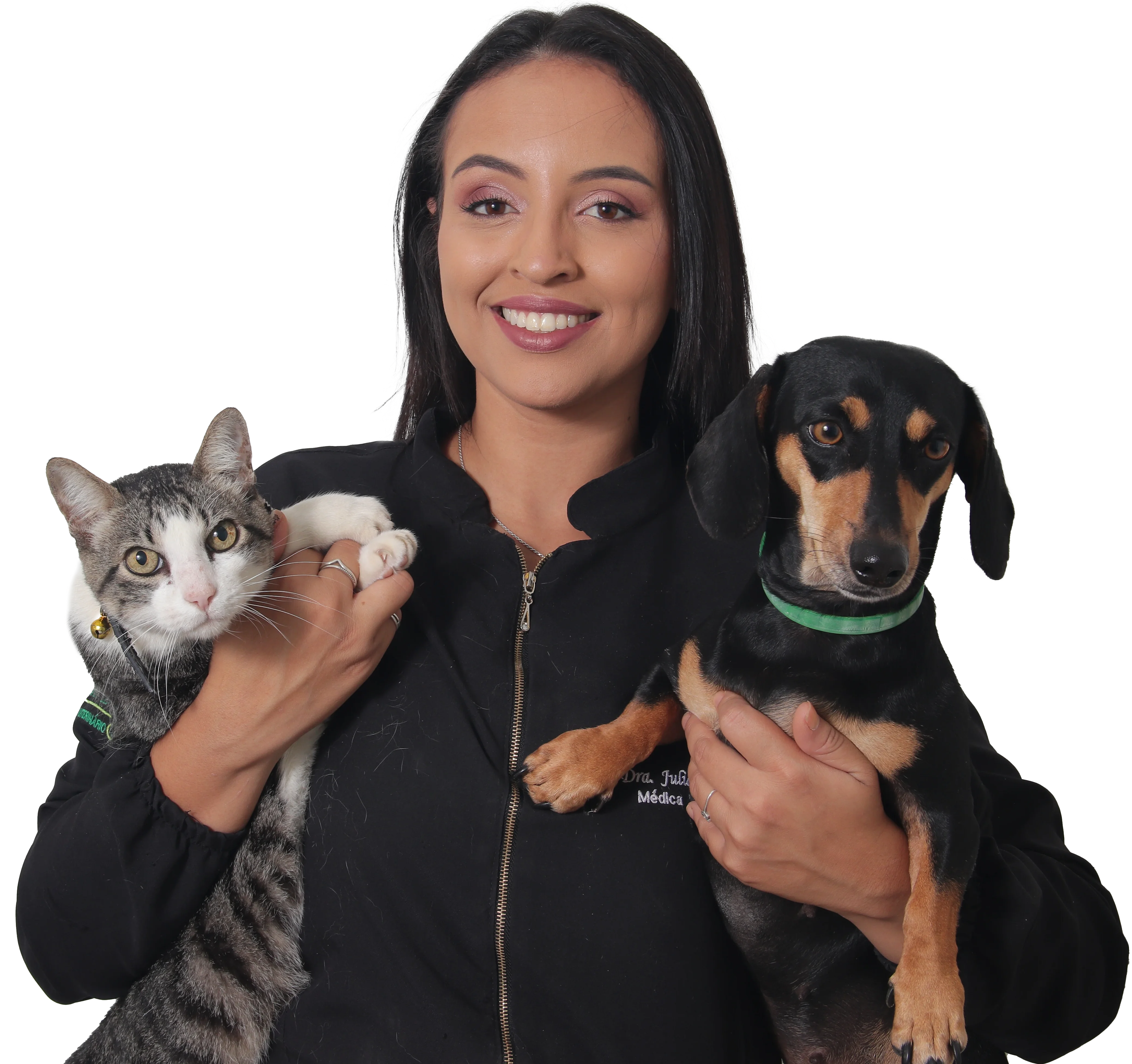 Doutora Júlia sorrindo enquanto segura um gatinho e um cachorrinho ao mesmo tempo