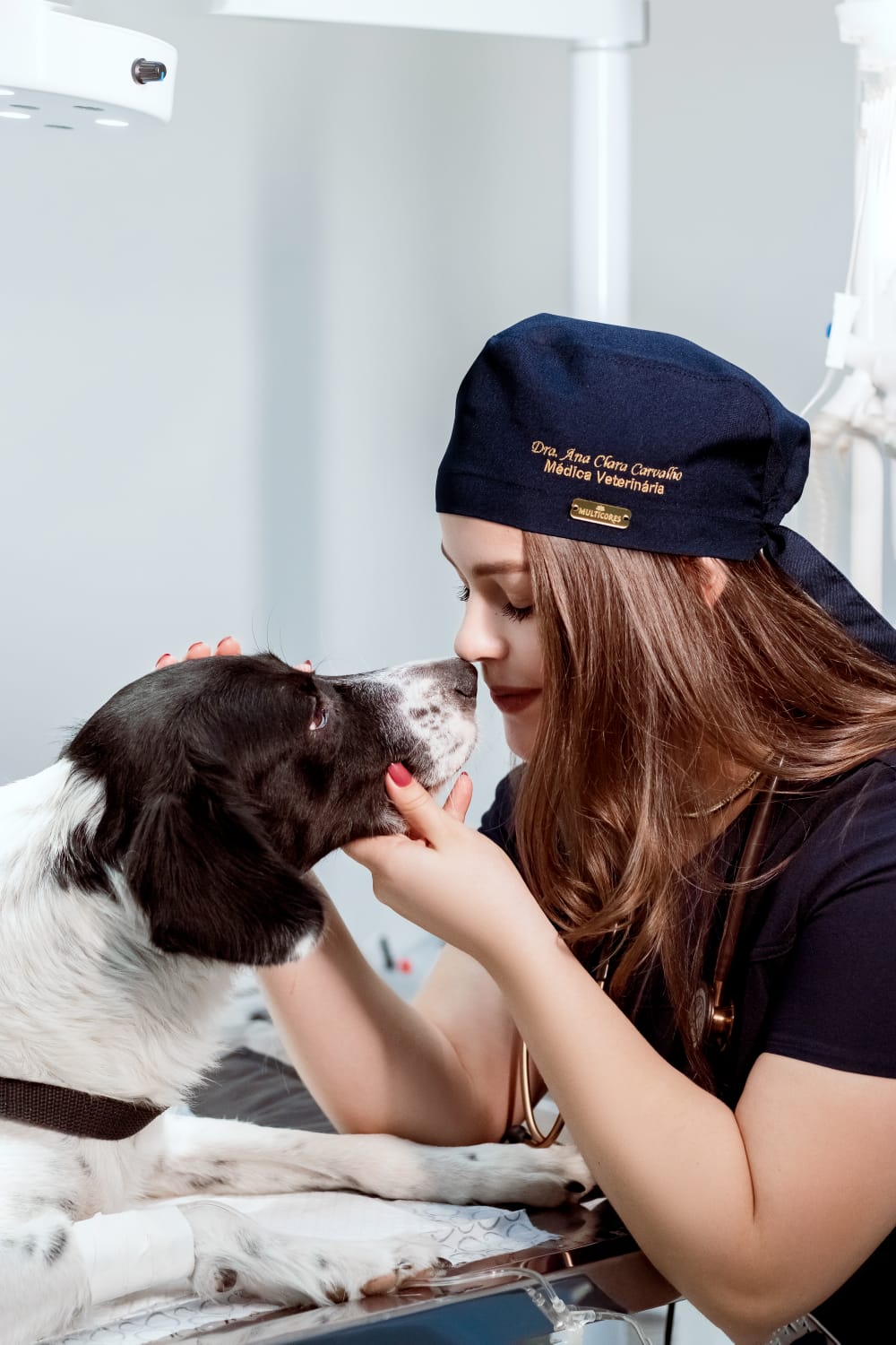 Mulher cuidando de cachorro