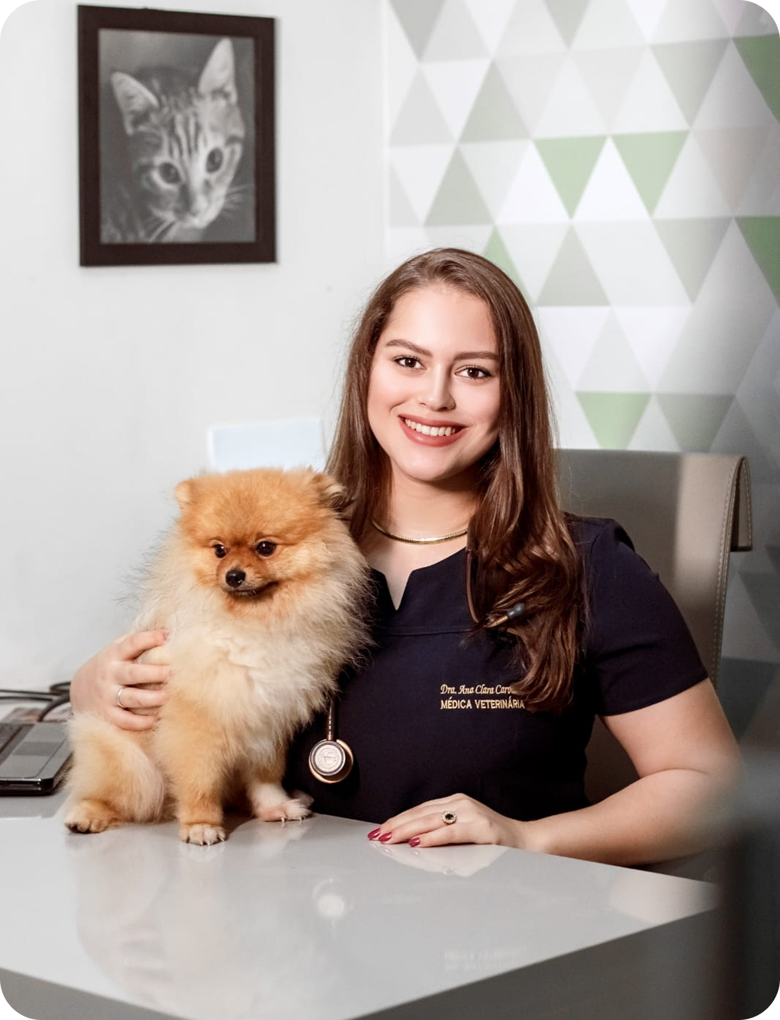 Doutora Stefane sorrindo e ao lado de um cachorrinho