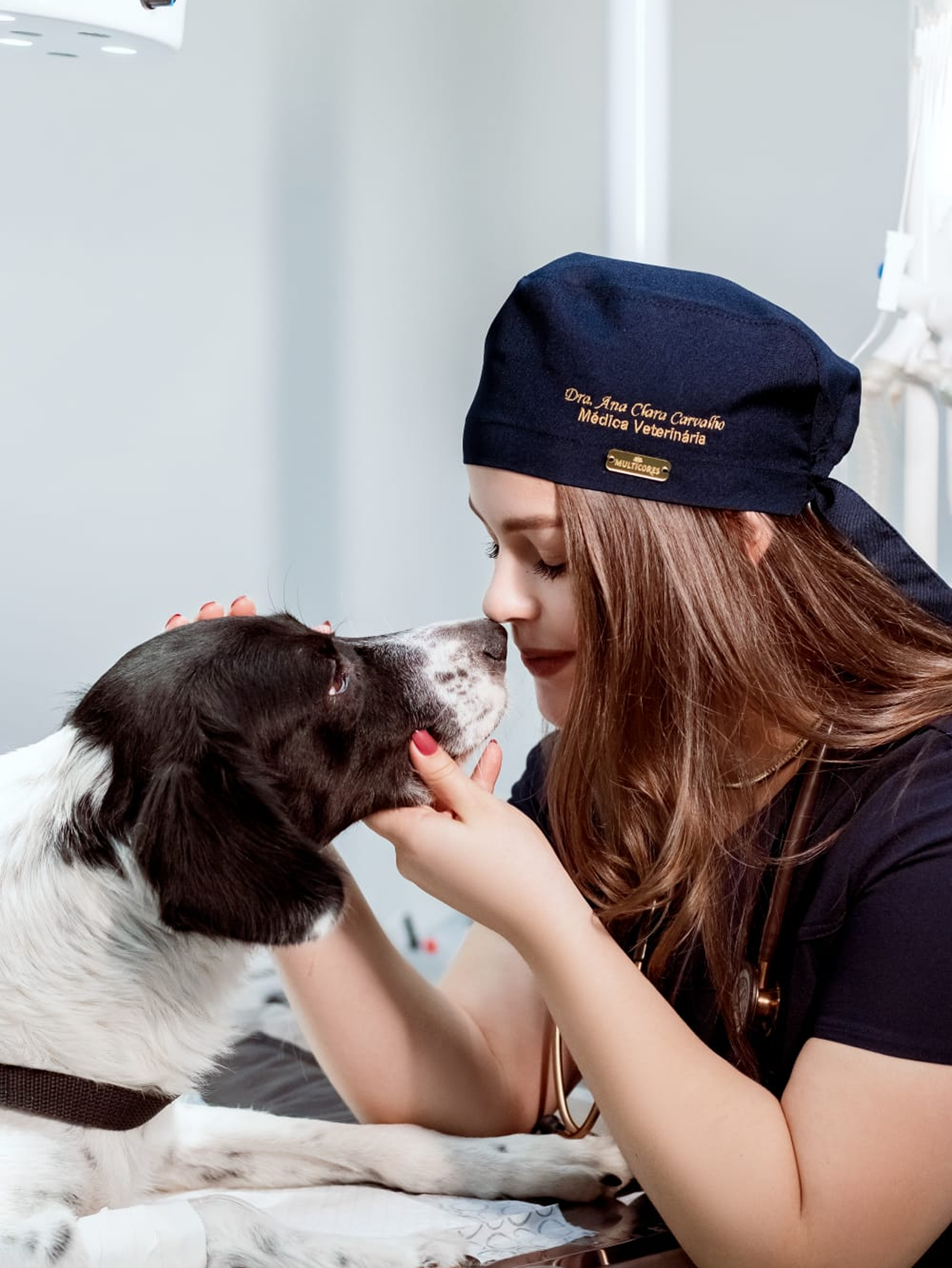Doutora Stefane sorrindo enquanto segura um cachorrinho
