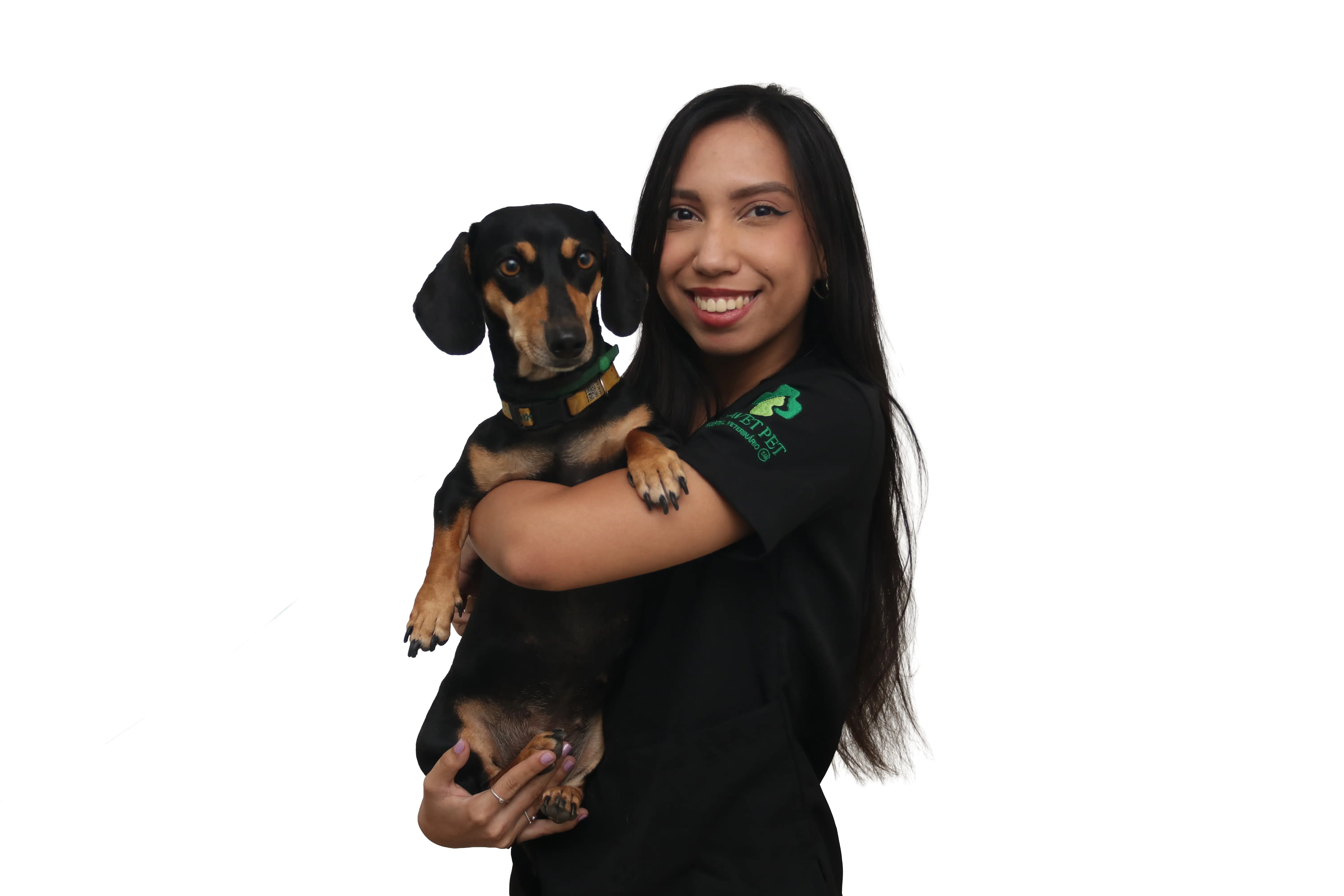 Funcionária sorridente da Guavet segurando um cachorrinho