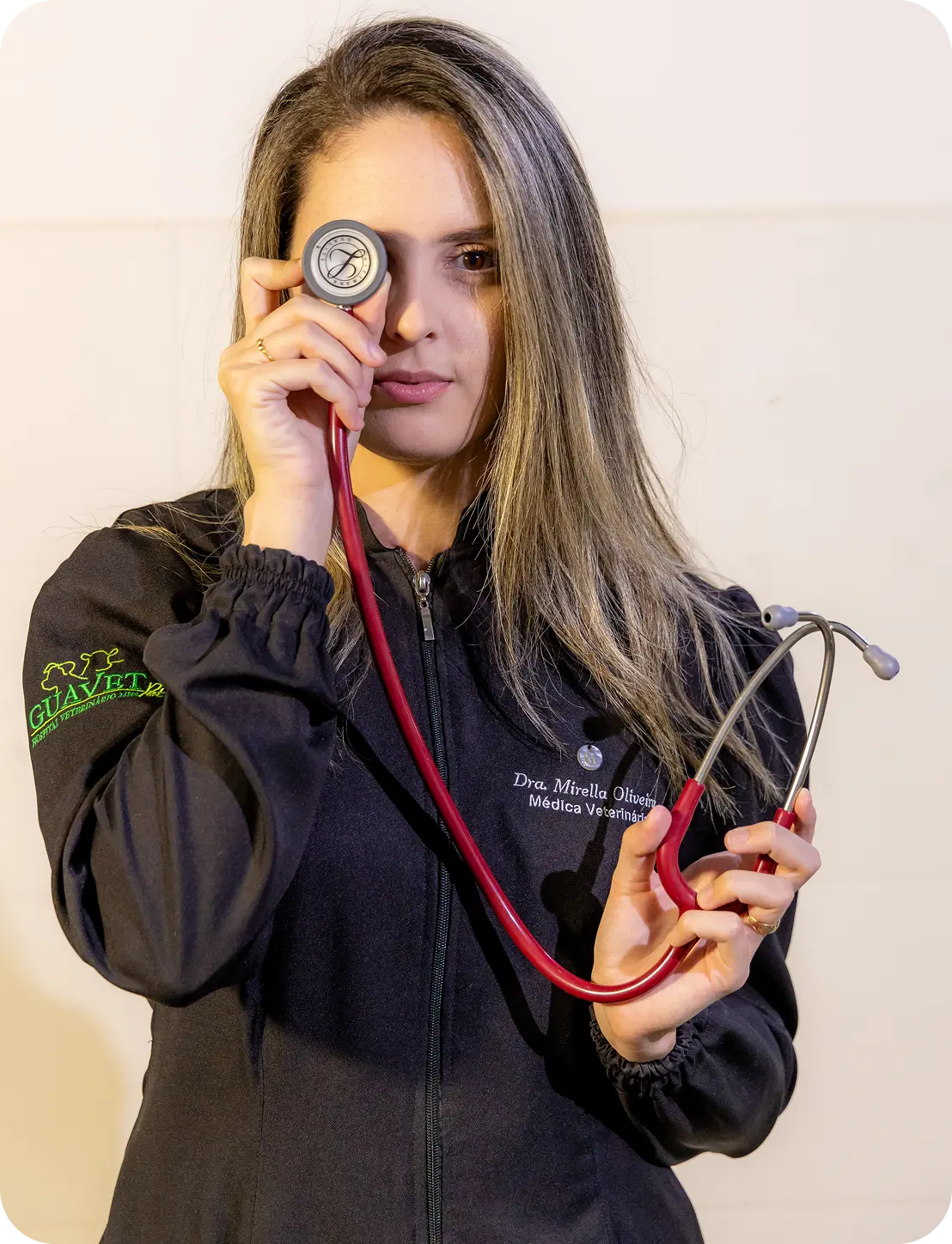Doutora Mirella com um estetoscópio