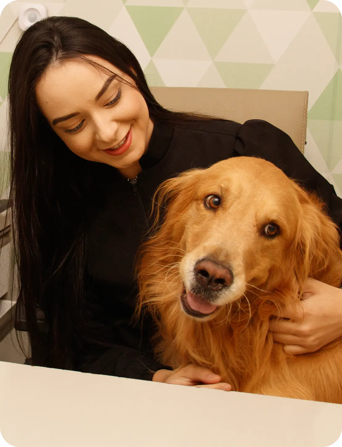 Doutora Stefane sorrindo e ao lado de um cachorrinho